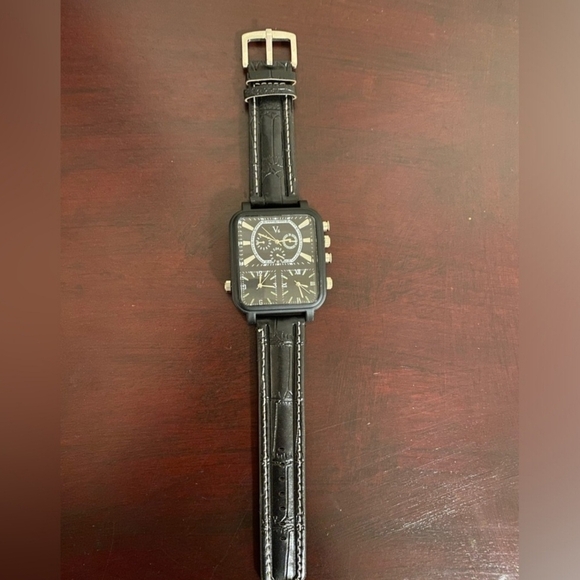 New Black V6 triple time zone fashion watch - Picture 4 of 4